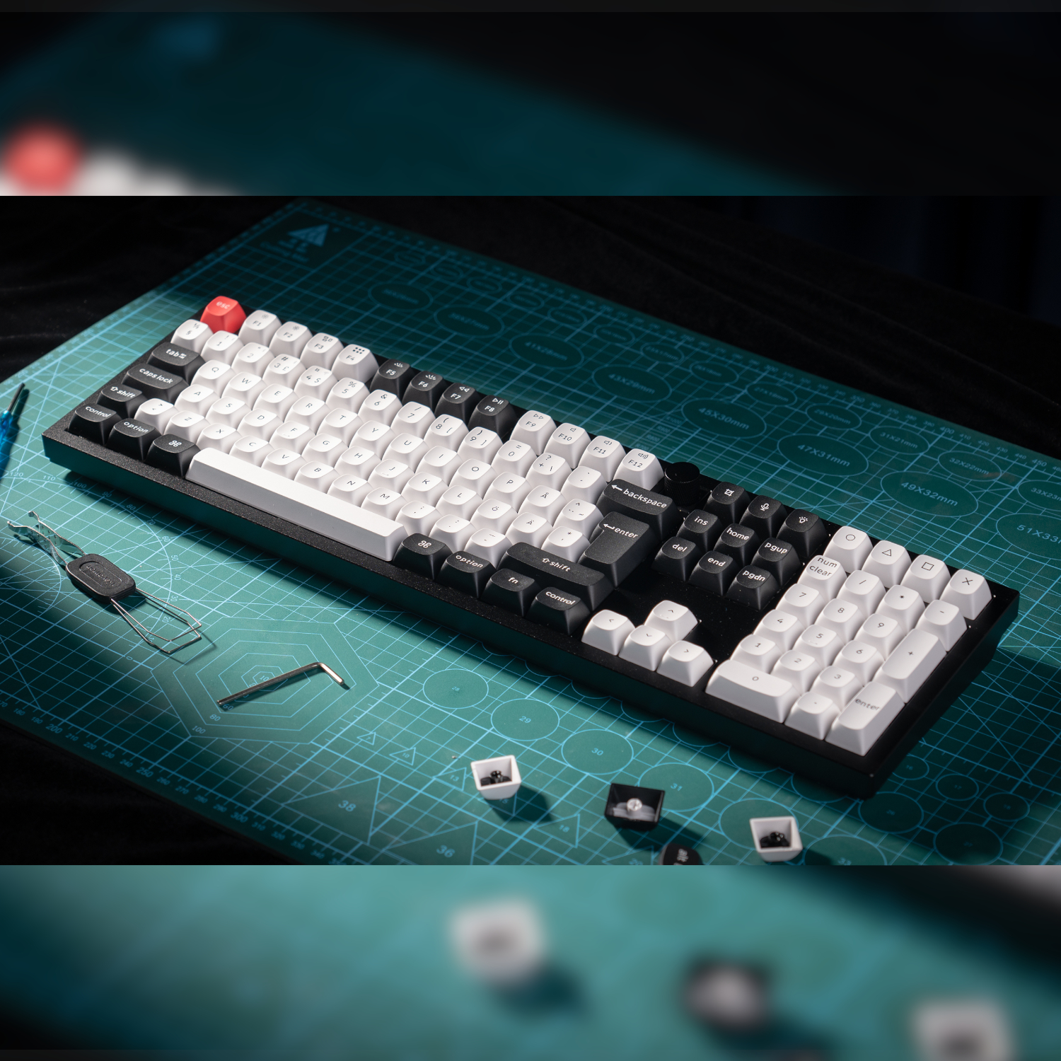 Q6H-M1_Keychron-Q6-HE-QMK-Full-size-Wireless-Custom-Mechanical-Keyboard-Nebula-Switch-–-Carbon-Black_wr_05a-1
